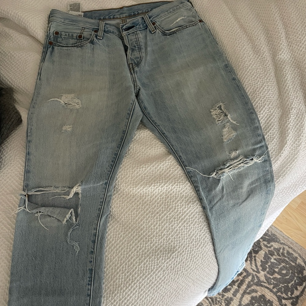 Distressed Levi’s size 28